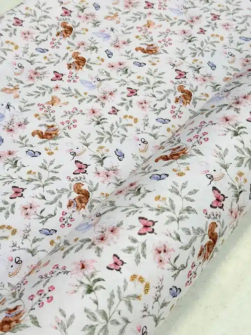 پارچه کتان فلامنت آشپزخانهای 009 با طرح سنجاب، پروانه و گل روی زمینه روشن